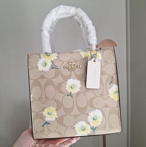 NWT Coach Mini Cally Crossbody In Signature Canvas With Daisy Print